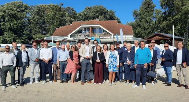 Rund 40 Teilnehmerinnen und Teilnehmer, darunter zahlreiche Bürgermeister, Touristiker und Branchenvertreter, folgten der Einladung an den Nordstrand von Kellenhusen.