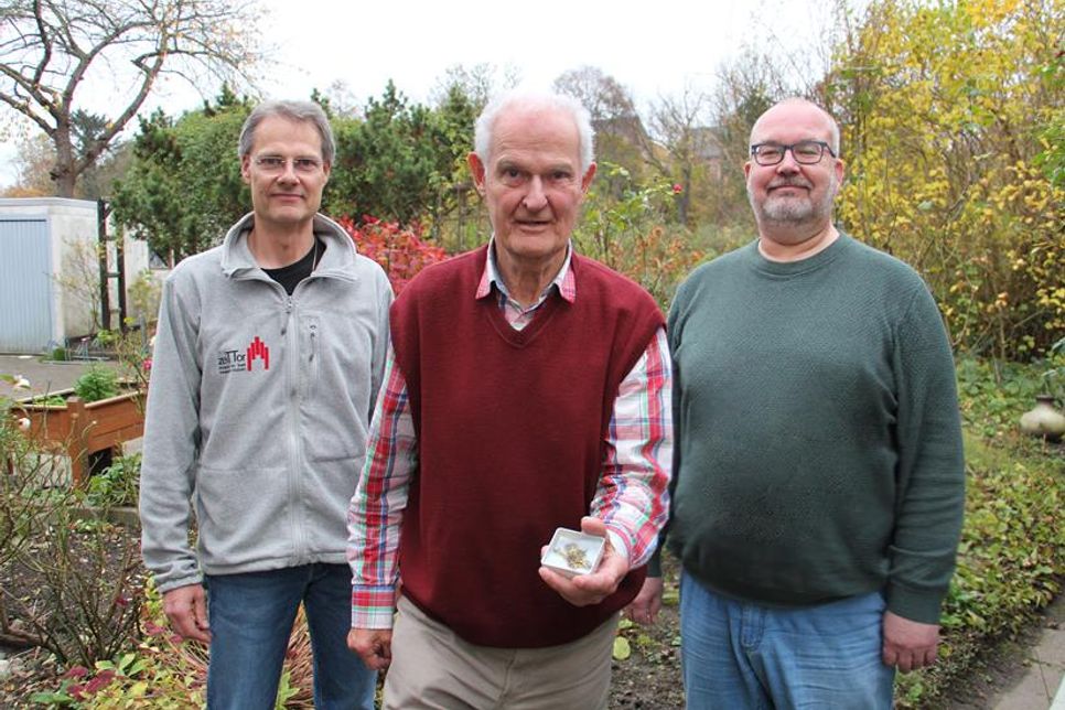 Das zeiTTor-Museum mit Leiter Frank Wilschewski, Finder der Brosche Dieter Markmann und Heimatforscher Thomas Vogler bringen ein vergessenes Kapitel der Stadtgeschichte ans Licht.