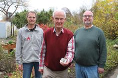 Das zeiTTor-Museum mit Leiter Frank Wilschewski, Finder der Brosche Dieter Markmann und Heimatforscher Thomas Vogler bringen ein vergessenes Kapitel der Stadtgeschichte ans Licht.