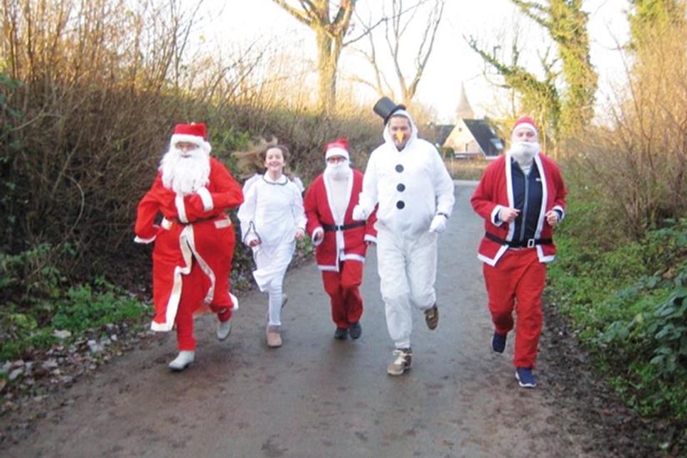 Weihnachtsfrau Therese, Engel Janny, Weihnachtsfrau Maria, Schneeman Ralf und Weihnachtsmann Ole beim Training auf dem Anstieg in die „Ratekauer Alpen“.