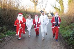 Weihnachtsfrau Therese, Engel Janny, Weihnachtsfrau Maria, Schneeman Ralf und Weihnachtsmann Ole beim Training auf dem Anstieg in die „Ratekauer Alpen“.