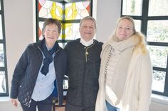 Pastor Lars Lemke beim Empfang im Pastor-Pfeiffer-Haus mit der langjährigen Küsterin Karin Langeloh-Kalbau (links) und ihrer Nachfolgerin Melanie Lichtenberg.