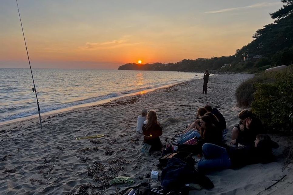 Nach einem erlebnisreichen Tag sah man sich den Sonnenuntergang am Strand an.