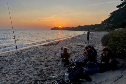 Nach einem erlebnisreichen Tag sah man sich den Sonnenuntergang am Strand an.