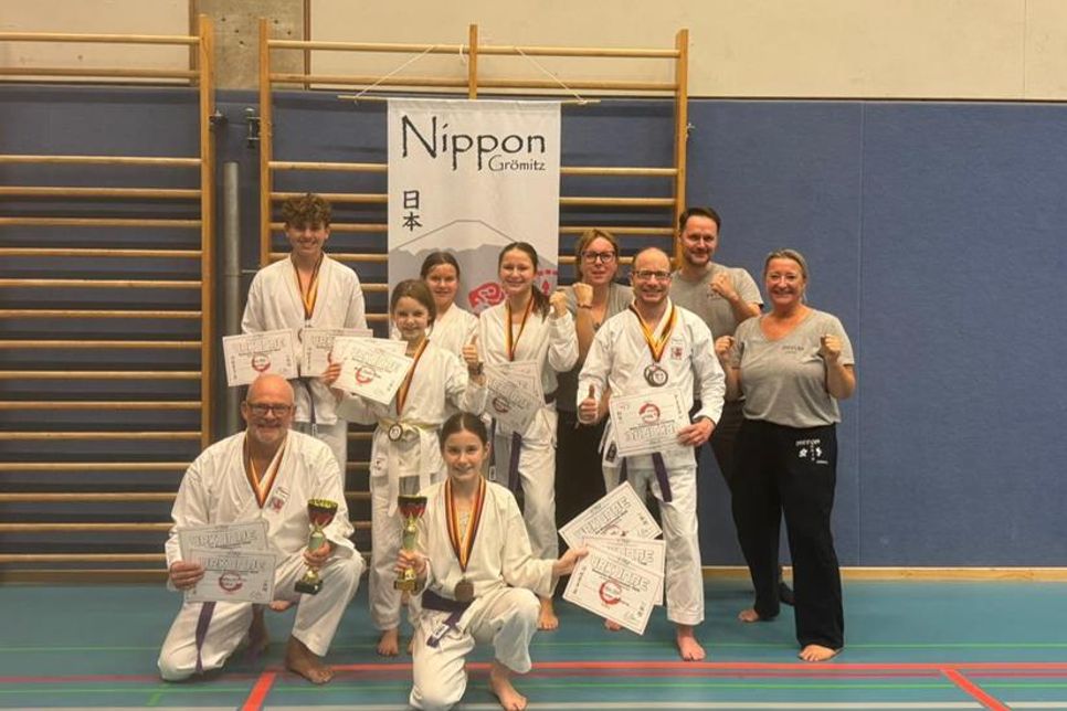 Die erfolgreichen Schüler aus dem Nippon Dojo Grömitz mit ihren Trainern.