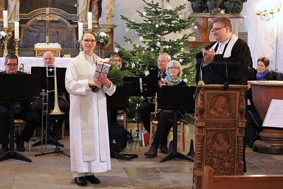 Pastorin Angela Zuschneid-Dorn verlässt Grömitz. Propst Dirk Süssenbach (re.) würdigte ihre Tätigkeit mit lobenden Worten.