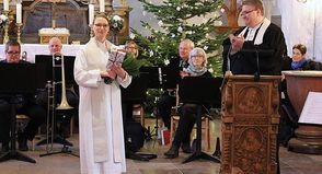 Pastorin Angela Zuschneid-Dorn verlässt Grömitz. Propst Dirk Süssenbach (re.) würdigte ihre Tätigkeit mit lobenden Worten.