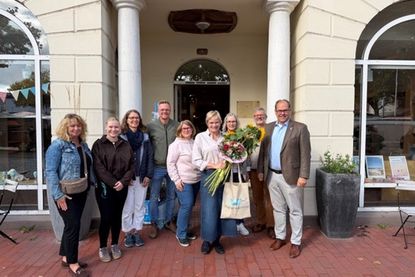 Vertreterinnen und Vertreter der Stadt und des Gewerbevereins Neustadt mit Susanne Bimberg-Nittritz vor ihrer Buchhandlung Buchstabe Am Markt.