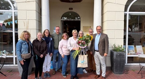 Vertreterinnen und Vertreter der Stadt und des Gewerbevereins Neustadt mit Susanne Bimberg-Nittritz vor ihrer Buchhandlung Buchstabe Am Markt.