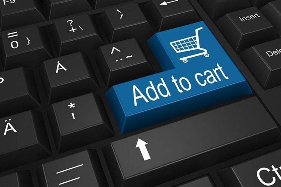 Eine finanzielle Schieflage braucht vor allem eins nicht: Neue und nicht notwendige Ausgaben, etwa durch Online-Shopping.