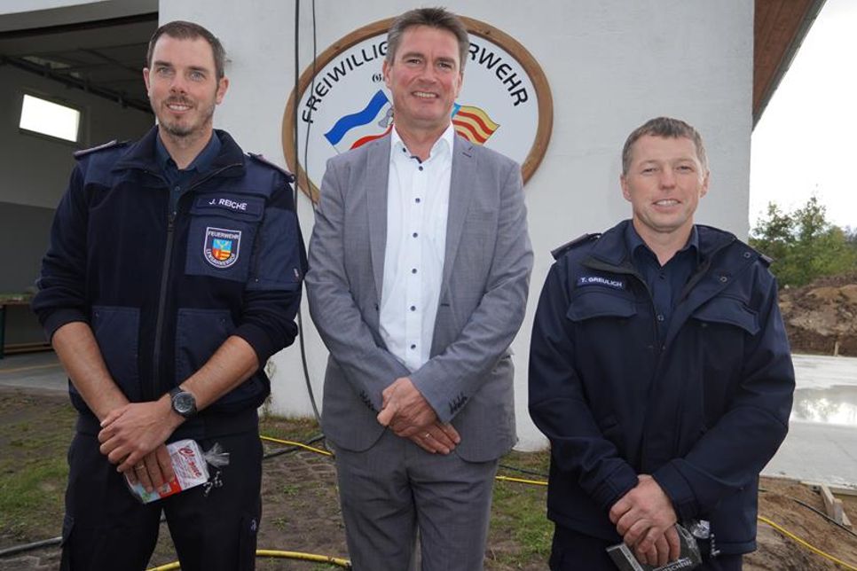 Bürgermeister und Feuerwehr-Dienstherr Michael Robien (mi.) mit Thomas Greulich (re.) und Jan Reiche.