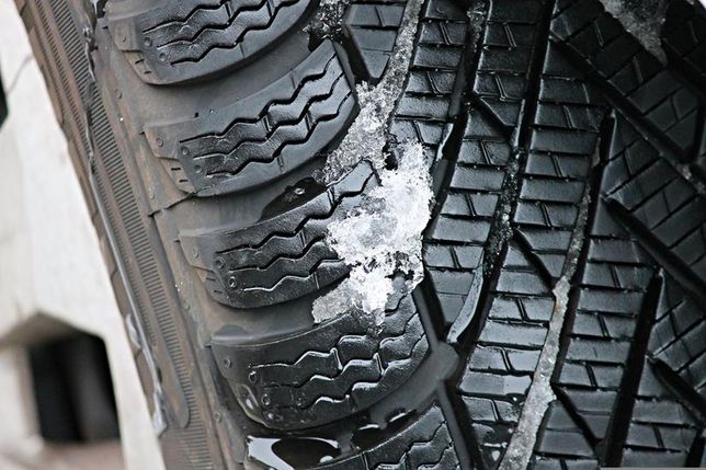 Bei „Glatteis, Schneeglätte, Schneematsch, Eis- oder Reifglätte“ sind in Deutschland laut der Straßenverkehrs-Ordnung Winterreifen Pflicht.
