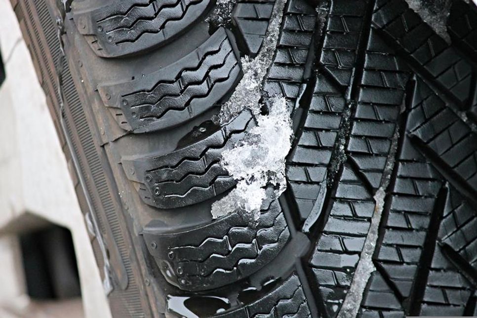 Bei „Glatteis, Schneeglätte, Schneematsch, Eis- oder Reifglätte“ sind in Deutschland laut der Straßenverkehrs-Ordnung Winterreifen Pflicht.