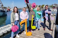 Tania Stadtaus (von links) und Martina Block (TSNT GmbH), Gesa Jörgensen und Sonja Buchmayer (Line Dance) freuen sich mit Tourismuschef Joachim Nitz auf das neue HafenTanzfestival im Niendorfer Hafen.