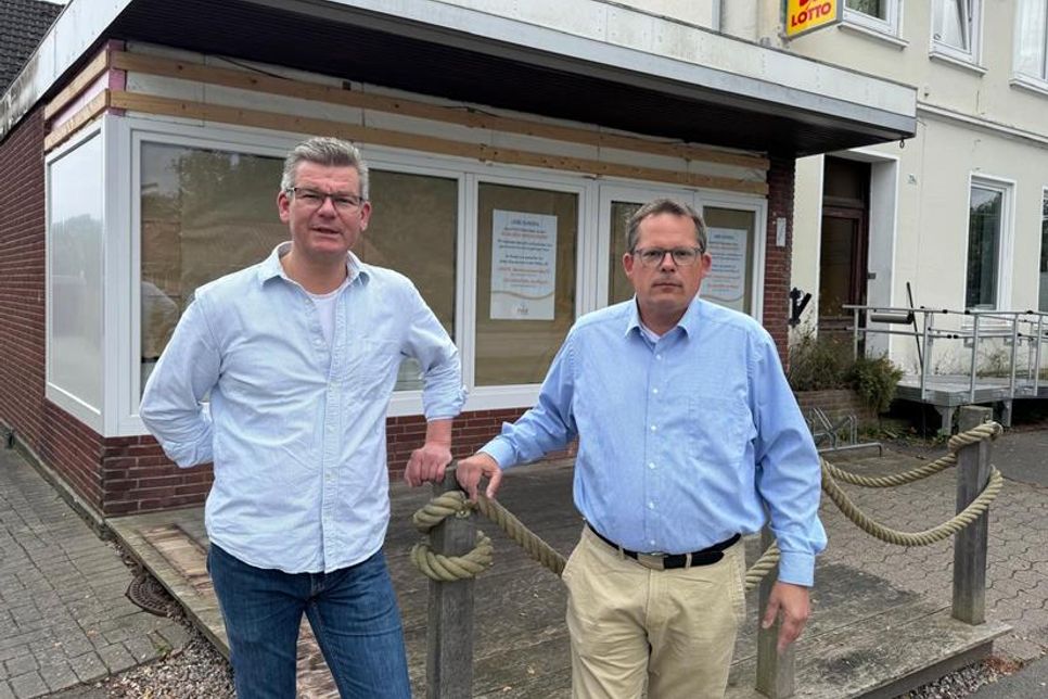 Bürgermeister Sebastian Rieke (re.) und Ortsbeiratsvorsitzender Christopher Peters vor der ehemaligen Bäckerei-Filiale. Beide engagieren sich für ein neues Nutzungskonzept.