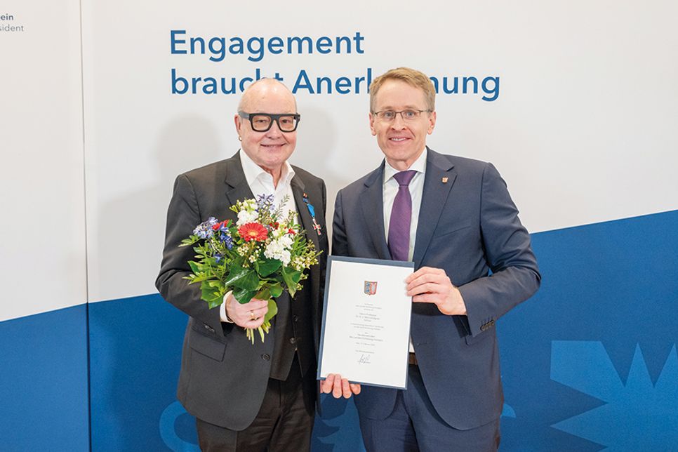 Ministerpräsident Daniel Günther (rechts) zeichnete Prof. Dr. Nils Landgren, künstlerischer Leiter der JazzBaltica in Timmendorfer Strand, mit dem Verdienstorden des Landes Schleswig-Holstein aus.