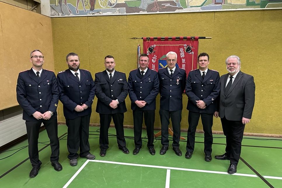 Gemeindewehrführer Torben Kurth, Thilo Pries, Dario Büttler, Johannes Schöning, Roland Hintz, Nils Thede und Bürgermeister Rainer Holtz (v. lks.).