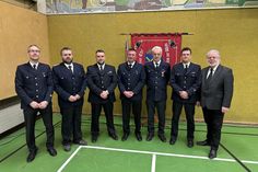 Gemeindewehrführer Torben Kurth, Thilo Pries, Dario Büttler, Johannes Schöning, Roland Hintz, Nils Thede und Bürgermeister Rainer Holtz (v. lks.).