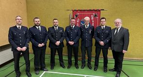 Gemeindewehrführer Torben Kurth, Thilo Pries, Dario Büttler, Johannes Schöning, Roland Hintz, Nils Thede und Bürgermeister Rainer Holtz (v. lks.).