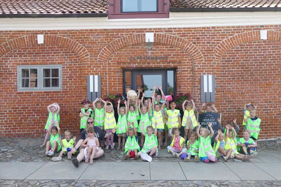 Die Kindergartenkinder verabschieden sich in eine wohlverdiente Ferienzeit.