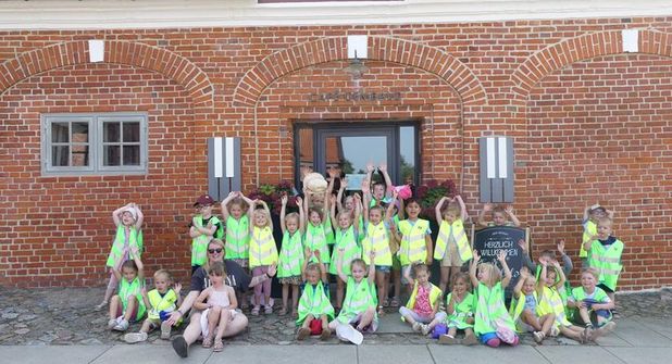 Die Kindergartenkinder verabschieden sich in eine wohlverdiente Ferienzeit.