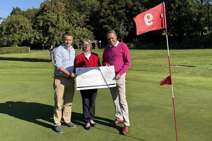 Scheckübergabe von Golfplatzbetreiber Philipp Rohwedder (lks.) und Gert Ewers an Heidi Menorca von der Lübecker Krebshilfe.