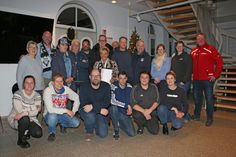 Mit der frischgebackenen „Moin! Vereinsheldin des Monats Dezember“ Christine Reimers (Mitte, mit Urkunde), die gemeinsam mit ihrem aus gesundheitlichen Gründen abwesenden Ehemann Herbert geehrt wurde, freuen sich Sven Puls (Sparkasse Holstein, stehend gan