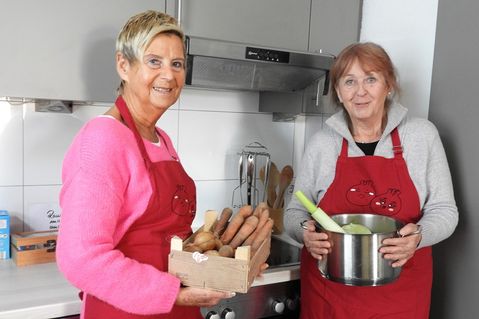 Brigitte Schwanholz und Marion Bornhöft (links) laden zu der Gruppe „Trauer & Klöße“ bei der Hospizinitiative ein.