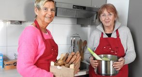 Brigitte Schwanholz und Marion Bornhöft (links) laden zu der Gruppe „Trauer & Klöße“ bei der Hospizinitiative ein.
