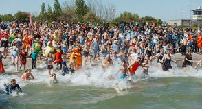 Beim Anbaden stehen Spaß und Gemeinschaft im Mittelpunkt. (Foto: Tourismus Agentur Lübecker Bucht)