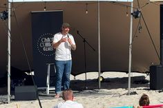 Die Newcomer der Stand-up-Szene präsentieren ihre witzigsten Geschichten unter freiem Himmel direkt an der Ostsee. (Foto: Tourismus-Agentur Lübecker Bucht)