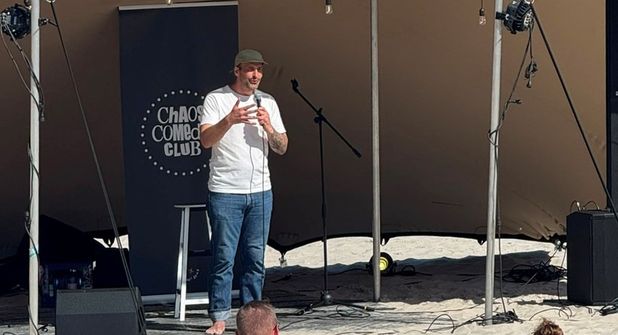 Die Newcomer der Stand-up-Szene präsentieren ihre witzigsten Geschichten unter freiem Himmel direkt an der Ostsee. (Foto: Tourismus-Agentur Lübecker Bucht)