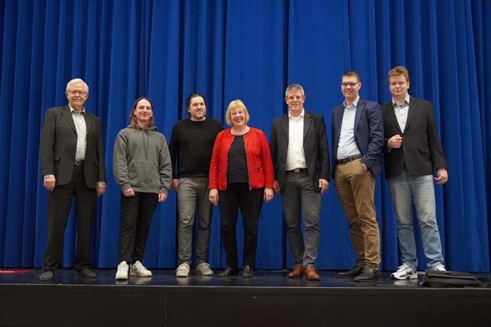 Kreisvorsitzender des Sozialverbands Ostholstein Ingo Heberlein mit den Bundestagskandidaten: Fleming Jensen (Volt), Gazi Freitag (Bündnis 90/Die Grünen), Bettina Hagedorn (SPD), Tobias Maack (FDP), Sebastian Schmidt (CDU) und David Gutzeit (Freie Wähler) (v. lks.).