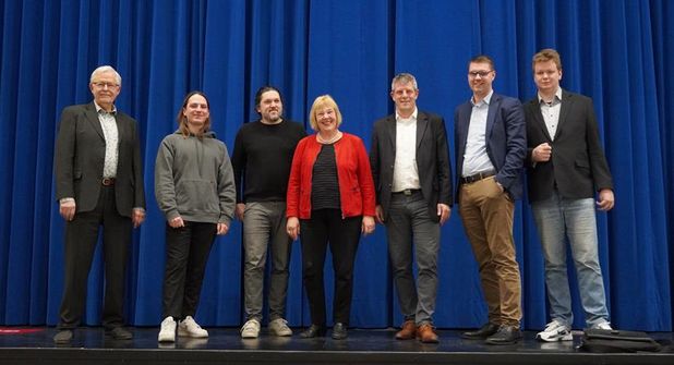 Kreisvorsitzender des Sozialverbands Ostholstein Ingo Heberlein mit den Bundestagskandidaten: Fleming Jensen (Volt), Gazi Freitag (Bündnis 90/Die Grünen), Bettina Hagedorn (SPD), Tobias Maack (FDP), Sebastian Schmidt (CDU) und David Gutzeit (Freie Wähler) (v. lks.).