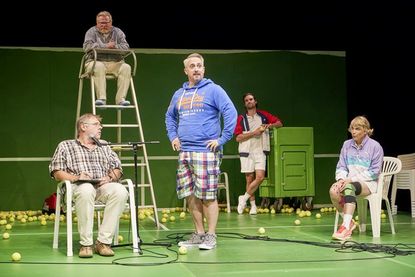 Fans der plattdeutschen Sprache kommen beim Gastspiel des Hamburger Ohnsorg-Theaters mit dem Stück „Extrawurst“ auf ihre Kosten.