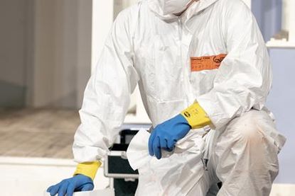 In „Der Tatortreiniger - Staffel 1“ kommt Heiko Schotte in die aberwitzigsten Situationen.