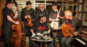 Die „Appeltown Washboard Worms“ heizen dem Publikum an Silvester so richtig ein.