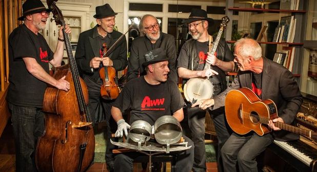 Die „Appeltown Washboard Worms“ heizen dem Publikum an Silvester so richtig ein.