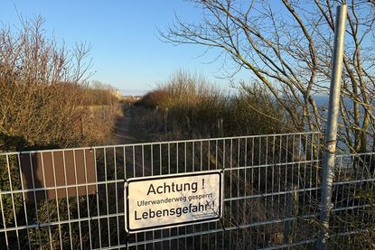 Unverändert: Durch abbrechende Teile des Steilufers bleibt der Uferwanderweg gesperrt.