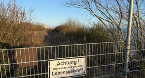 Unverändert: Durch abbrechende Teile des Steilufers bleibt der Uferwanderweg gesperrt.
