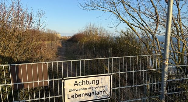Unverändert: Durch abbrechende Teile des Steilufers bleibt der Uferwanderweg gesperrt.