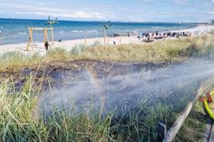 In Scharbeutz hat eine Düne gebrannt – Ersthelfer konnten Schlimmeres verhindern. Die Brandstelle wurde schließlich durch die Scharbeutzer Feuerwehr ordentlich gewässert.