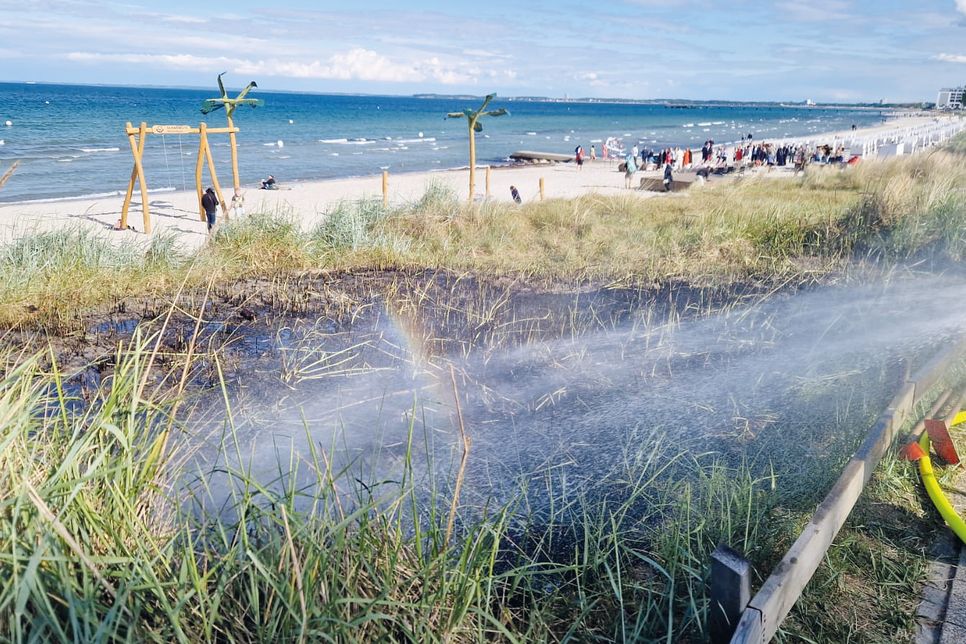 In Scharbeutz hat eine Düne gebrannt – Ersthelfer konnten Schlimmeres verhindern. Die Brandstelle wurde schließlich durch die Scharbeutzer Feuerwehr ordentlich gewässert.