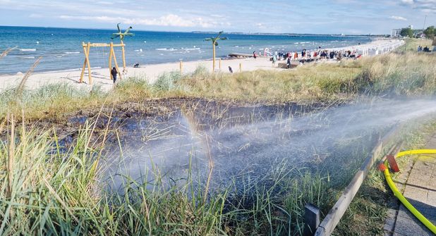 In Scharbeutz hat eine Düne gebrannt – Ersthelfer konnten Schlimmeres verhindern. Die Brandstelle wurde schließlich durch die Scharbeutzer Feuerwehr ordentlich gewässert.