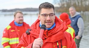 Lukas Wulf begrüßte zahlreiche Wasserfreunde an der Bosauer Badestelle zum Anbaden.