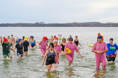 Auch das „Quietscheentchen“ begleitete die fröhlichen Anbadenden in den Großen Plöner See.