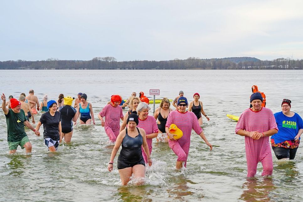 Auch das „Quietscheentchen“ begleitete die fröhlichen Anbadenden in den Großen Plöner See.