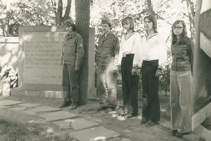 Jugendliche bei der Gedenkfeier am „Cap Arcona“-Ehrenmal auf dem Friedhof am Tannenberg in Grevesmühlen, 1974.