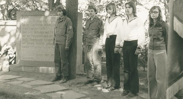 Jugendliche bei der Gedenkfeier am „Cap Arcona“-Ehrenmal auf dem Friedhof am Tannenberg in Grevesmühlen, 1974.