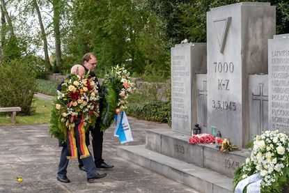 Gedenkfeier am „Cap Arcona“-Ehrenfriedhof in Neustadt, Kranzniederlegung mit Bürgermeister Mirko Spieckermann, 2020.